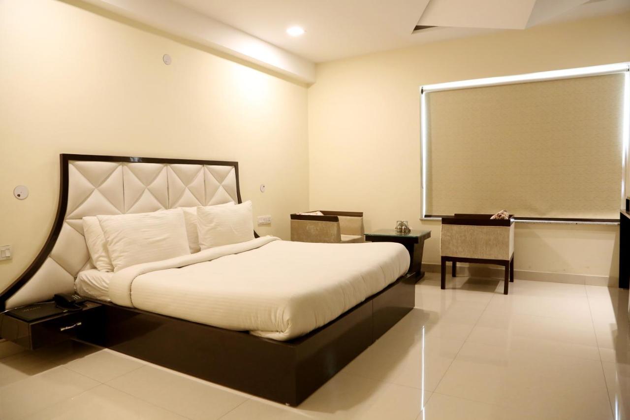 Kingdom Hotel Moga 外观 照片